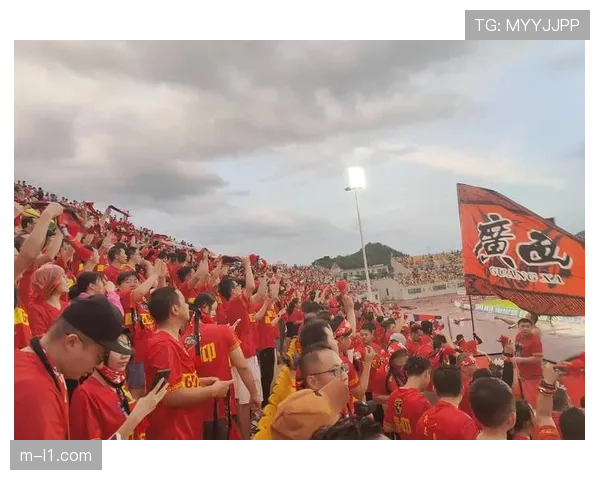 温馨花絮：看台上球迷高举患病小球迷画像，全场鼓掌致敬