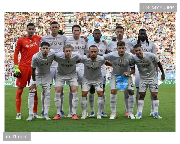 场边观察：那不勒斯教练席通过平板电脑实时查看球员压迫距离数据